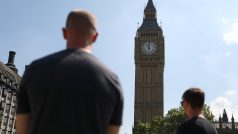 Lidé pod Big Benem v Londýně během minuty ticha za oběti útoku v Manchesteru