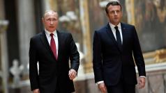 Vladimir Putin a Emmanuel Macron při prvním vzájemném setkání.