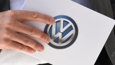 Evropským majitelům aut, jichž se týká emisní skandál Volkswagenu, firma nabídne dodatečnou dvouletou záruku, ale žádné odškodné.