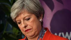 Napětí: šéfka konzervativců Theresa Mayová čeká na výsledky předčasných parlamentních voleb.