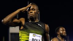 Usain Bolt probíhá cílem svého posledního závodu na Jamajce