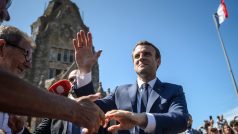 Francouzský prezident Emmanuel Macron opouští volební místnost.