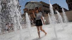 Turistka se ochlazuje v římské fontáně.