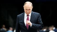 Vladimir Putin po konci rozhovoru odpovídal na dotazy novinářů.