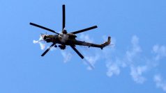 Irácký vrtulník střílí na pozice Islámského státu v Mosulu.