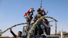 Příslušníci iráckých bezpečnostních složek se radují po návratu z bojové fronty v Mosulu