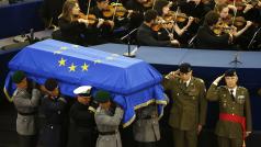 Evropští státníci se před polednem rozloučili na půdě Evropského parlamentu se  zesnulým německým exkancléřem Helmutem Kohlem. Němečtí vojáci přinášejí rakev s ostatky.