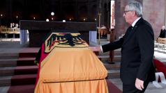 Předseda Evropské komise Jean-Claude Juncker přišel vzdát hold Helmutu Kohlovi do západoněmeckého Špýru, kde se koná vojenský ceremoniál a zádušní mše pro 1500 pozvaných hostů.