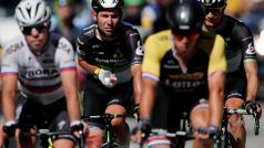 Mark Cavendish ( druhá zleva) po pádu ve čtvrté etapě.