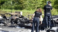 Neznámí pachatelé zapálili v noci na čtvrtek deset aut v prodejně vozů Porsche v Hamburku. Policie vychází z toho, že čin souvisí se summitem zemí G20.