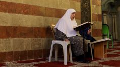 Palestinská žena čte Korán uvnitř mešity.