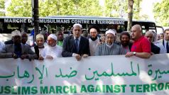 Asi 30 muslimských učenců a zástupců dalších náboženských komunit vyrazilo protestovat proti terorismu.