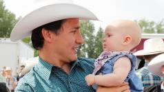 Kanadský premiér Justin Trudeau a osmiměsíční Mackenzie při setkání s veřejností v Calgary