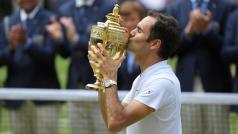 Roger Federer s trofejí pro vítěze Wimbledonu