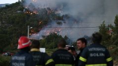 Hasiči pozorují požár nad vesnicí Mravince nedaleko Splitu