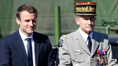 Francouzský prezident Emanuel Macron a šéf francouzské armády, generál Pierre de Villiers, na sváteční vojenské přehlídce (snímek ze 14. července 2017).