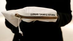 Taštička s měsíčním prachem, kterou použil americký astronaut Neil Armstrong