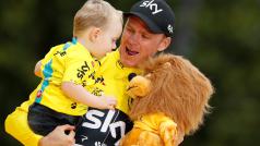 Vítěz Tour de France Chris Froome na pódiu se synem