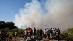 Oheň vyhnal z kempů tisíce turistů.