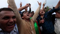 Oponenti pákistánského premiéra Šarífa křičí poté, co jej soud zbavil funkce.