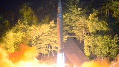 Severokorejská mezikontinentální balistická střela (ICBM) Hwasong-14 při startu (nedatovaný snímek zveřejněný severokorejskou agenturou KCNA 29. července 2017).