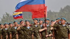 Ruští vojáci při zahájení armádní přehlídky