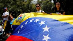 Protestující drží venezuelskou vlajku během demonstrací proti volbám do nového Ústavodárného shromáždění