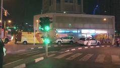 Policisté a záchranáři u hořícího mrakodrapu v Dubaji
