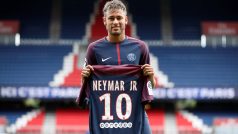 Brazilec Neymar s novým dresem PSG