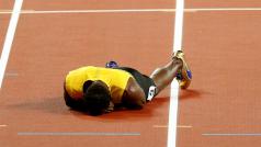 Usain Bolt svůj poslední závod na mistrovství světa nedokončil - o medailové naděje ho připravilo zranění.