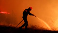 Činnost hasičů komplikuje hustý dým podstatně snižující viditelnost.
