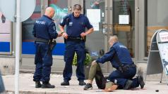 Finští policisté při zatýkání jednoho z podezřelých z pátečního útoku v Turku