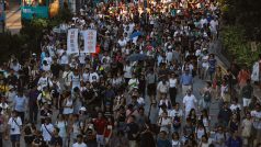 Desetitisíce lidí protestují v Hongkongu proti uvěznění tří vůdců protičínských protestů.