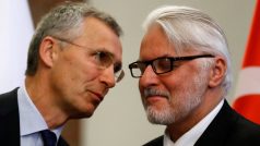 Generální tajemník NATO Jens Stoltenberg (vlevo) mluví ve Varšavě s polským ministrem zahraničí Witoldem Waszczykowskim.