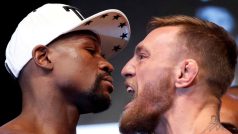 Floyd Mayweather Jr. a Conor McGregor při vážení