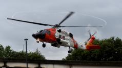 Helikoptéra pomáhá se záchrannými pracemi