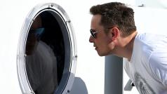 Americký podnikatel a vizionář Elon Musk se dívá do vysokorychlostního transportního systému Hyperloop