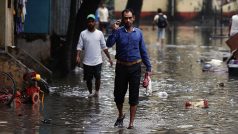 Zaplavená ulice v indickém Bombaji