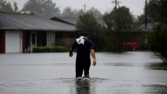 Americké úřady v důsledku zničujících záplav evidují desítky obětí.