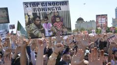 Zastavte genocidu Rohingů – požadavek na jednom z transparentů na demonstraci v Čečensku