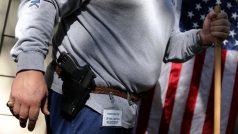 Právo držet a nosit zbraně zaručuje Američanům 
Druhý dodatek ústavy Spojených států.