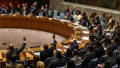 Velvyslanci hlasují během zasedání Bezpečností rady OSN o Severní Koreji