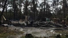 Vypálené domy Rohingů na severu Arakanského státu.