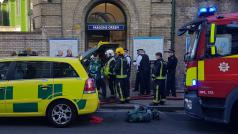 Záchranáři, hasiči a policisté na místě výbuchu u stanice metra Parsons Green v Londýně