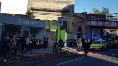 Záchranáři, policie a hasiči na místě výbuchu u stanice metra Parsons Green v Londýně