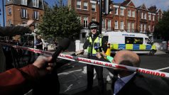 Konstábl Adrian Hanstock z britské dopravní policie před novináři