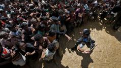 Rohingové čekají na pomoc v Bangladéši.