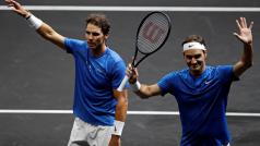 Dvě tenisové ikony spojily své síly. Rafael Nadal (vlevo) nastoupil ke čtyřhře s Rogerem Federerem