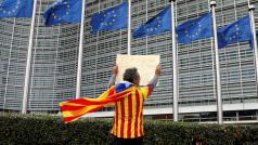 Evropská komise vyzvala španělskou vládu a Katalánsko k dialogu. Odsoudila policejní násilí proti účastníkům nepovoleného referenda.