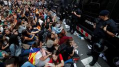 Tisíce lidí demonstrovaly v Barceloně i dalších katalánských městech svůj odpor k policejnímu násilí.